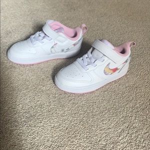 Never worn Nike little girls shoes sz 9